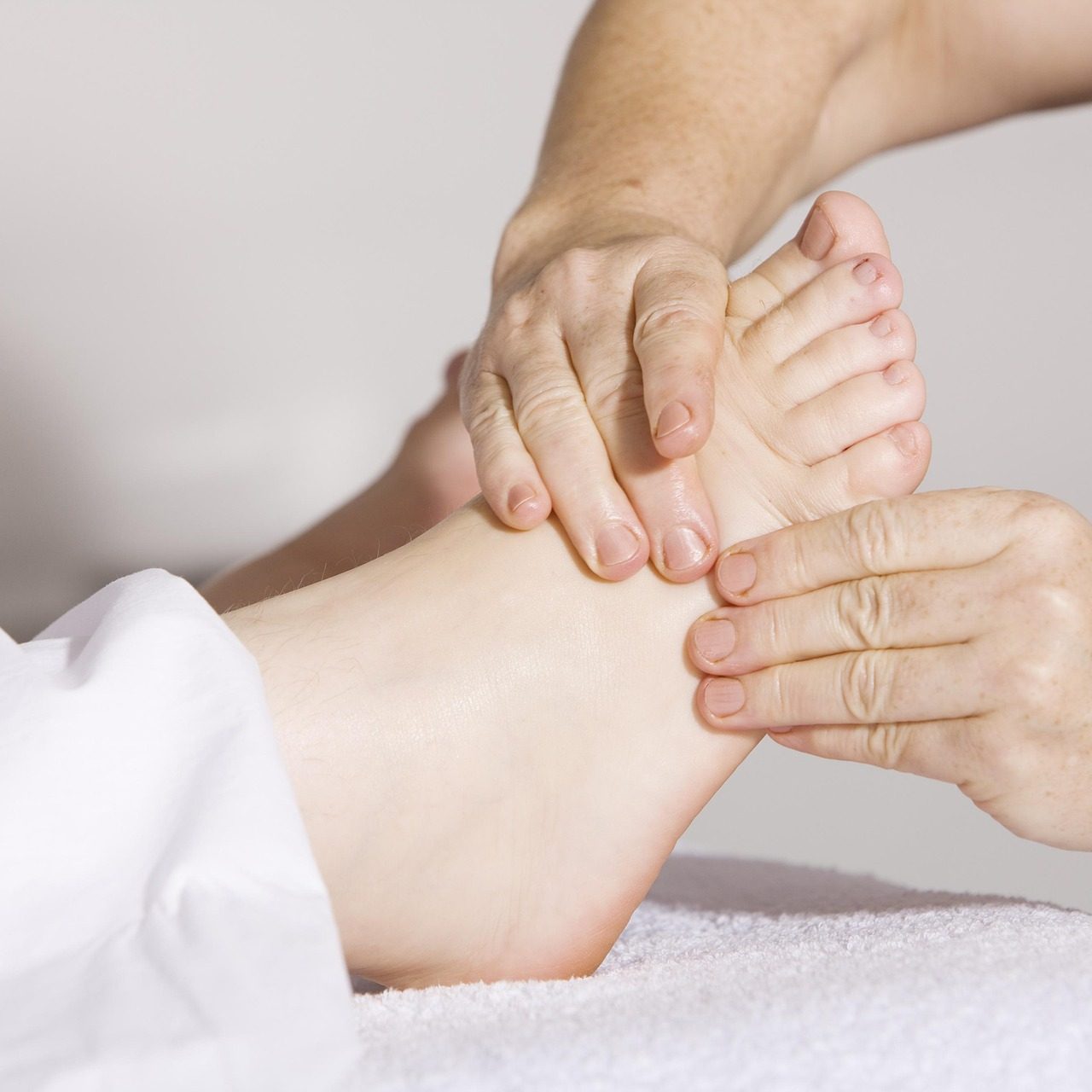 https://bijdepedicure.nl/wp-content/uploads/2023/04/physical-therapy-2133286_1920-1280x1280.jpg